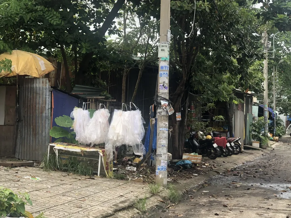 Bên ngoài cơ sở ô nhiễm và nhếch nhác. Ảnh: THANH ĐẠT