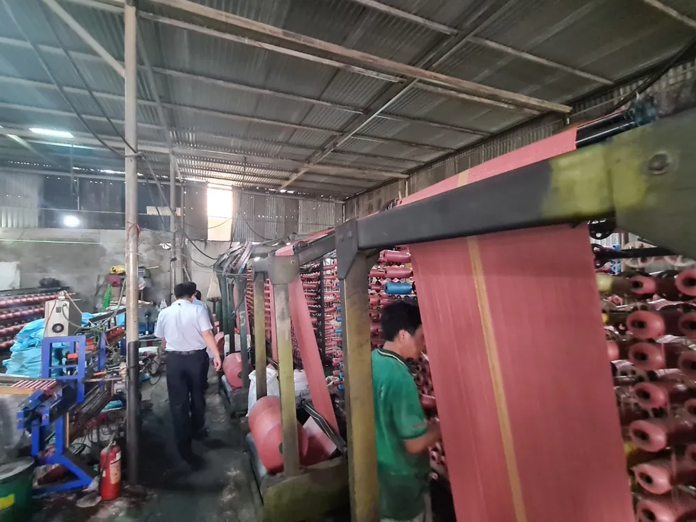Kiểm tra toàn bộ cơ sở dệt bao bì. Ảnh: THANH ĐẠT