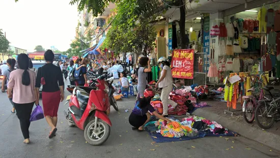 Kiên quyết xử lý nghiêm tình trạng lấn chiếm lòng lề đường. Ảnh: QUỐC HÙNG Kiên quyết xử lý nghiêm tình trạng lấn chiếm lòng lề đường. Ảnh: QUỐC HÙNG