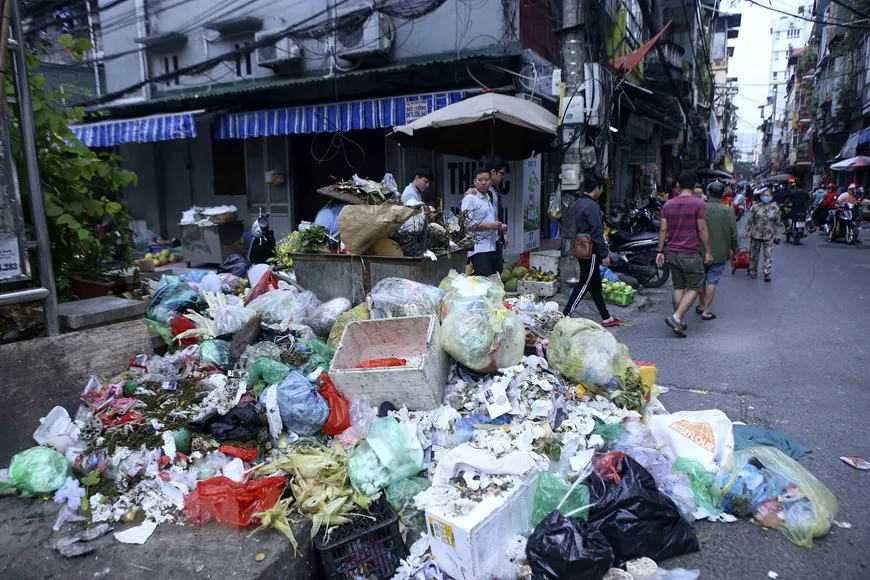 Xử lý triệt để tình trạng xả rác, lấn chiếm lòng lề đường. Ảnh: QUỐC HÙNG Xử lý triệt để tình trạng xả rác, lấn chiếm lòng lề đường. Ảnh: QUỐC HÙNG