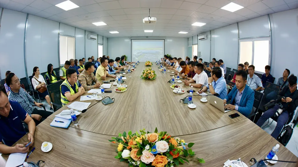 Ban Quản lý dự án Xây dựng nhà ga hành khách T3 - Cảng hàng không quốc tế Tân Sơn Nhất báo cáo tiến độ thi công. Ảnh: HOÀNG HÙNG 19-1-hh-4846.jpg