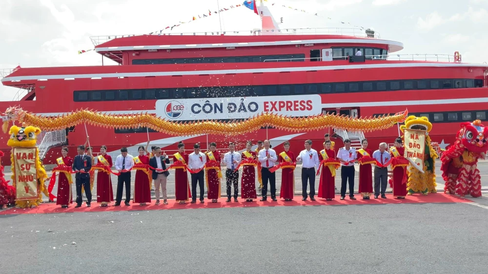 Cắt băng lễ công bố đưa tàu vào hoạt động. Ảnh: QUỐC HÙNG z5435326204312_0e0c4ad879b9878c2344bb442f030114.jpg