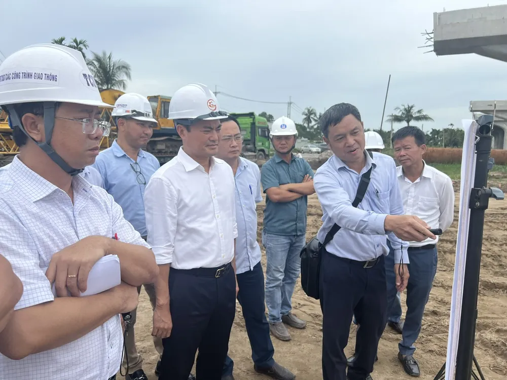 Phó Chủ tịch UBND TPHCM Bùi Xuân Cường kiểm tra tiến độ thi công các gói thầu trên địa bàn huyện Củ Chi. Ảnh: QUỐC HÙNG C23.jpg