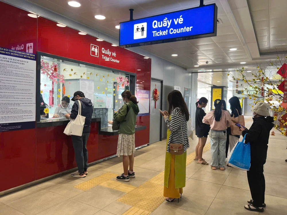 Hành khách xếp hàng mua vé đi metro 