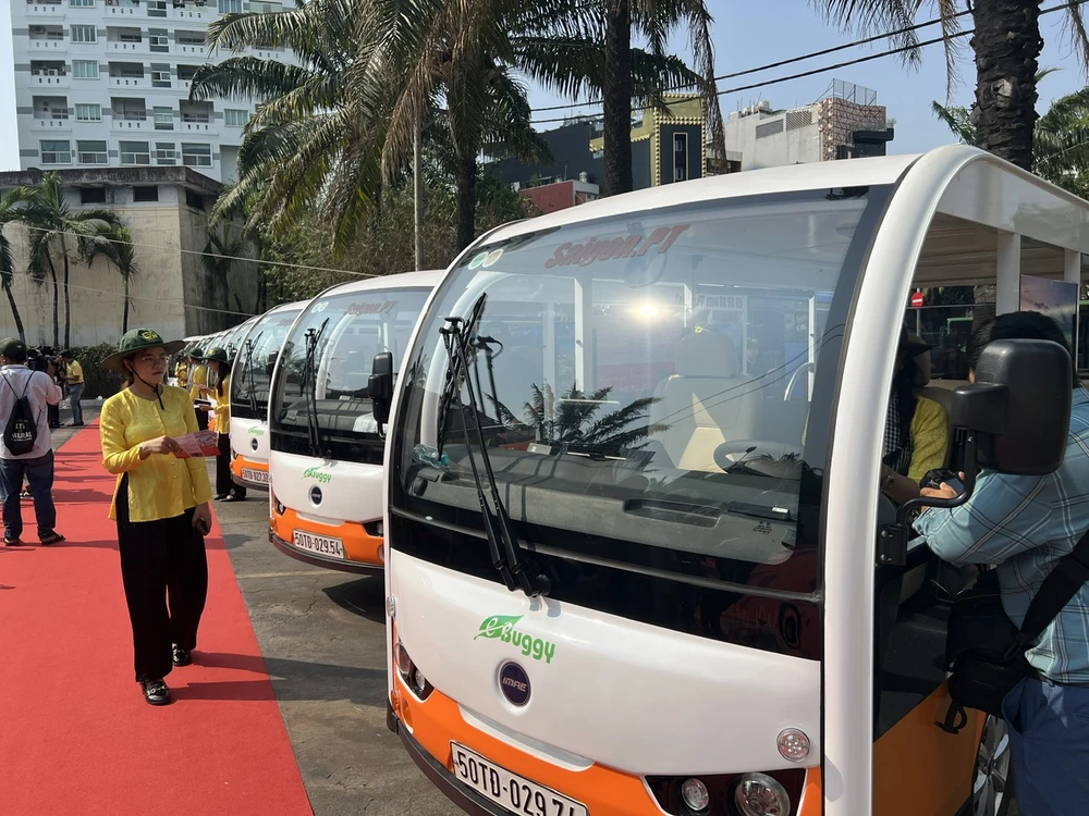 Ga metro Bến xe Suối Tiên phục vụ xe điện đưa hành khách viếng nghĩa trang liệt sĩ Thành phố