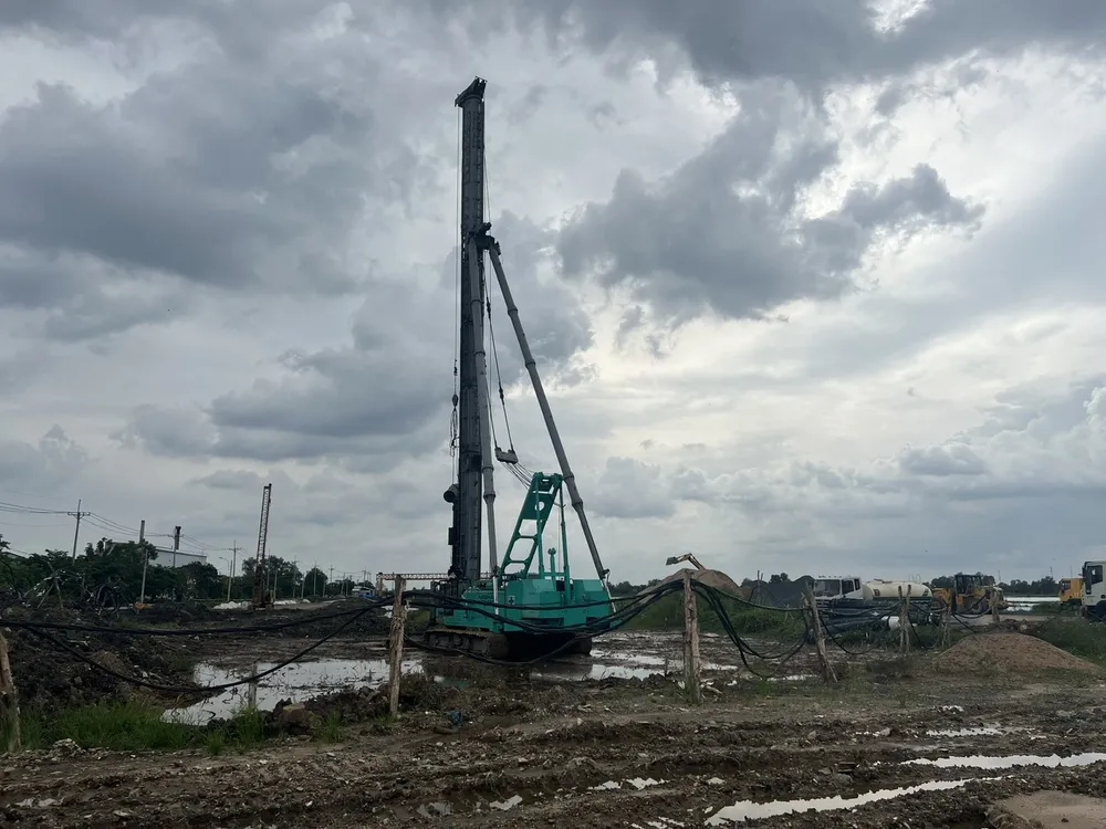 Thiết lập “Luồng xanh vận chuyển cát” dành riêng xe chở vậtj liệu xây dựng dự án đường Vành đai 3. Ảnh: QUỐC HÙNG VD3d.jpg