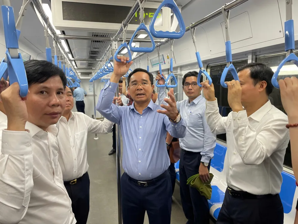 Chủ tịch UBND TPHCM Nguyễn Văn Được cùng đoàn công tác trải nghiệm tuyến Metro Bến Thành - Suối Tiên chiều 4-3, trước khi làm việc với MAUR. Ảnh: QUỐC HÙNG 4.jpg