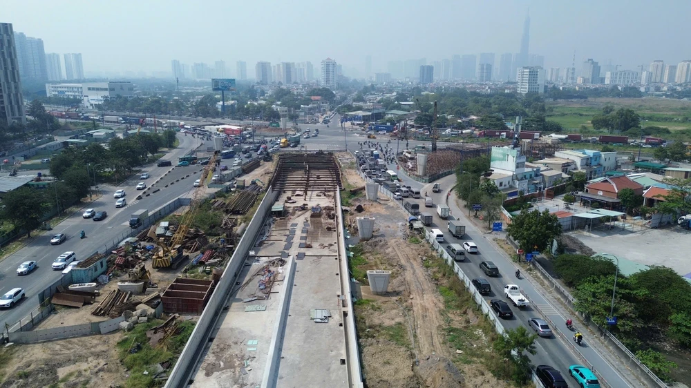 Nhánh hầm chui HC1 cao tốc TPHCM - Long Thành về Mai Chí Thọ thuộc dự án nút giao An Phú (TP Thủ Đức) tiếp tục trễ hẹn. Ảnh: QUỐC HÙNG AP4.jpg