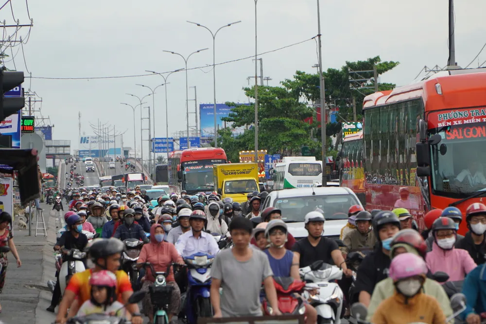 Nguy cơ ùn tắc giao thông cao. Ảnh: QUỐC HÙNG 45y.jpg