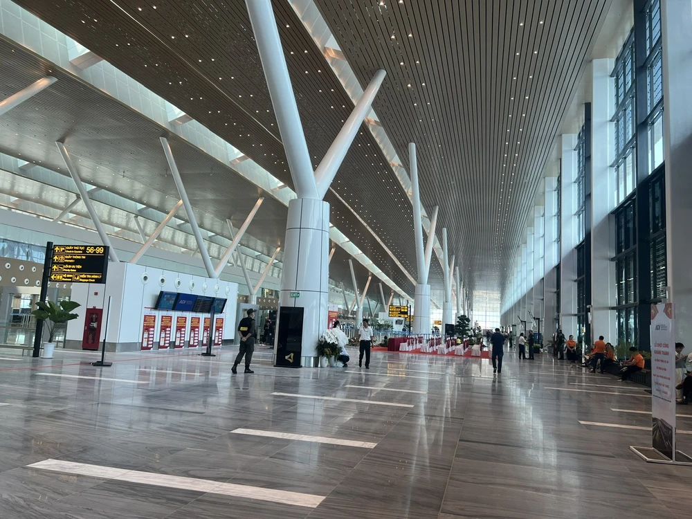 Cơn mưa tối ngày 7-5 khiến nhà ga T3 sân bay Tân Sơn Nhất bị dột nhiều nơi 8r.jpg