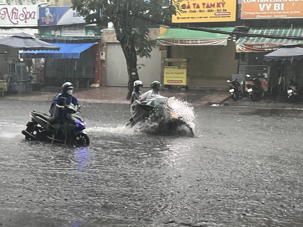 Khẩn trương khơi thông hệ thống kênh rạch, cống đảm bảo thoát nước trong mùa mưa. Ảnh: QUỐC HÙNG 10 Ngập Đặng Thuỳ Trâm .jpg