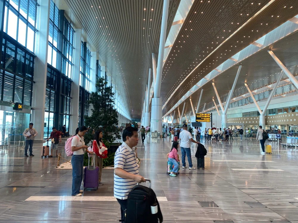 Ngày 17-5, dời toàn bộ các chuyến bay nội địa Vietnam Airlines sang nhà ga T3. Ảnh: QUỐC HÙNG 14sb5.jpg