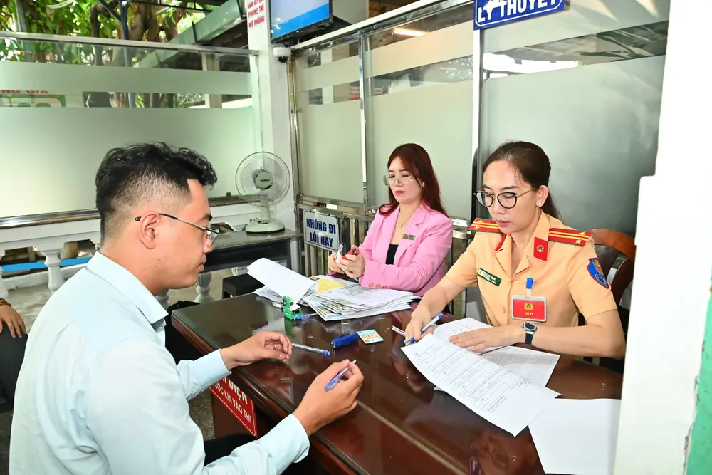 Lực lượng CSGT hướng dẫn thí sinh ghi hồ sơ thi. Ảnh: VIỆT DŨNG 20.jpg