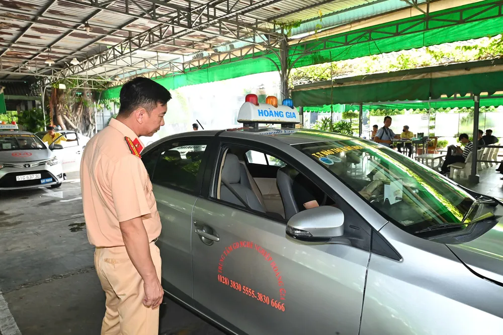 Lực lượng CSGT kiểm tra thí sinh trước khi vào xe thi phần thực hành. Ảnh: VIỆT DŨNG 20c.jpg