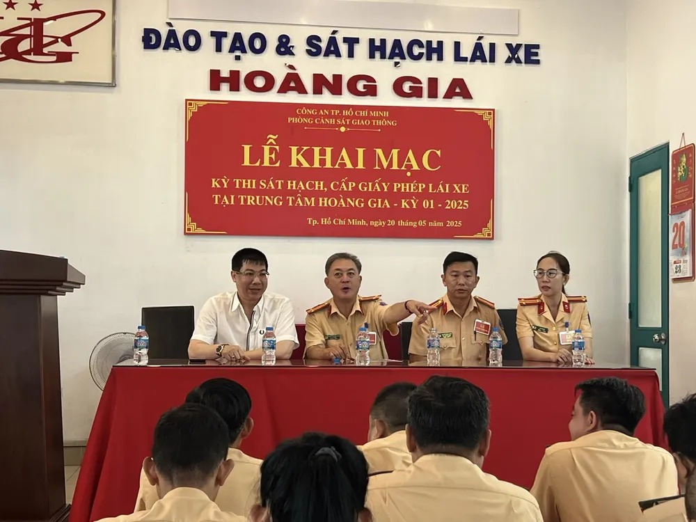 Lực lượng CSGT phổ biến các quy định cho thí sinh trước khi bước vào đợt thi sát hạch. Ảnh: QUỐC HÙNG 20y.jpg