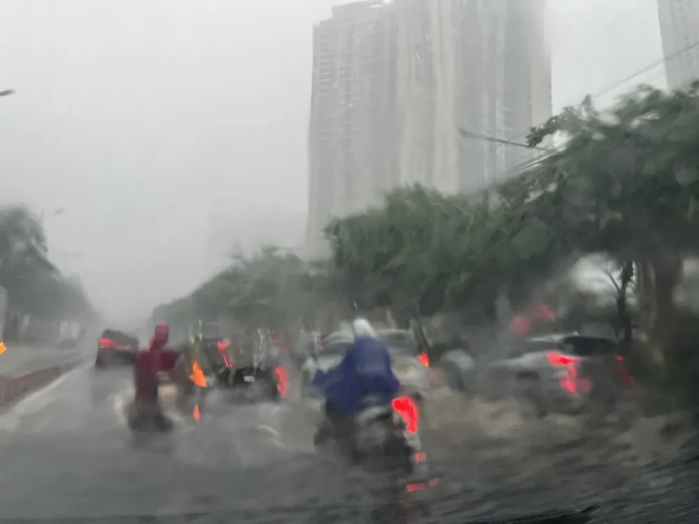 Đường Võ Nguyên Giáp ngập sâu đoạn từ trạm thu phí đến cầu Sài Gòn hướng từ Đồng Nai về TPHCM. Ảnh: QUỐC HÙNG 4c2.jpg