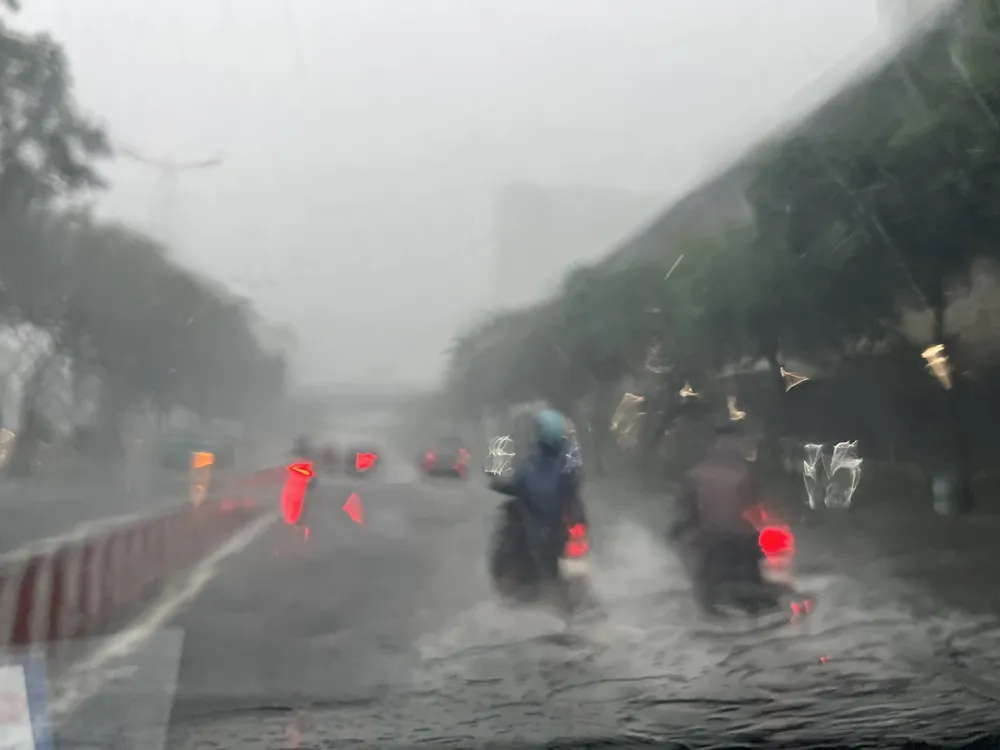 Đường Võ Nguyên Giáp, đoạn phường An Khánh, TP Thủ Đức ngập sâu. Ảnh: QUỐC HÙNG 4c5.jpg