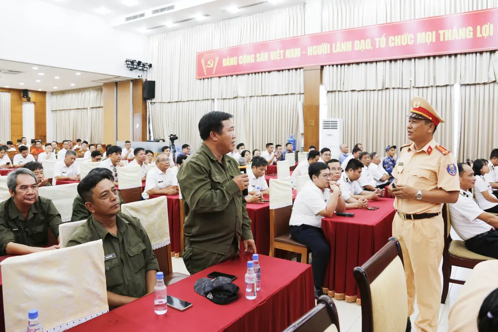 Người lao động nêu tình huấn xử lý an toàn giao thông. Ảnh: CÔNG HOAN 5a3.JPG