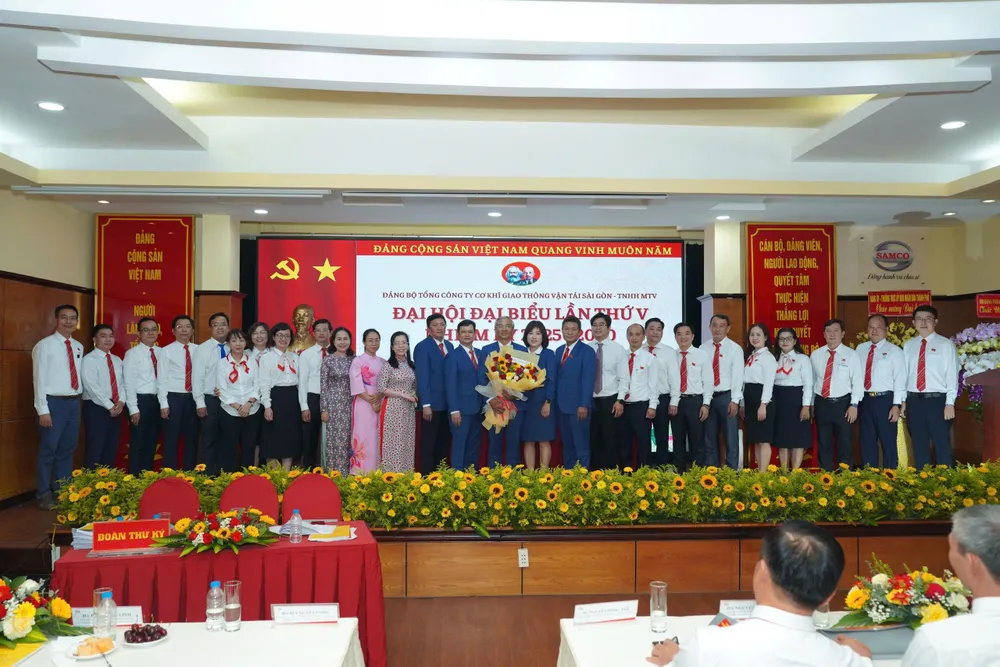 Đại biểu chụp ảnh lưu niệm. Ảnh: QUỐC HÙNG 20e.jpg