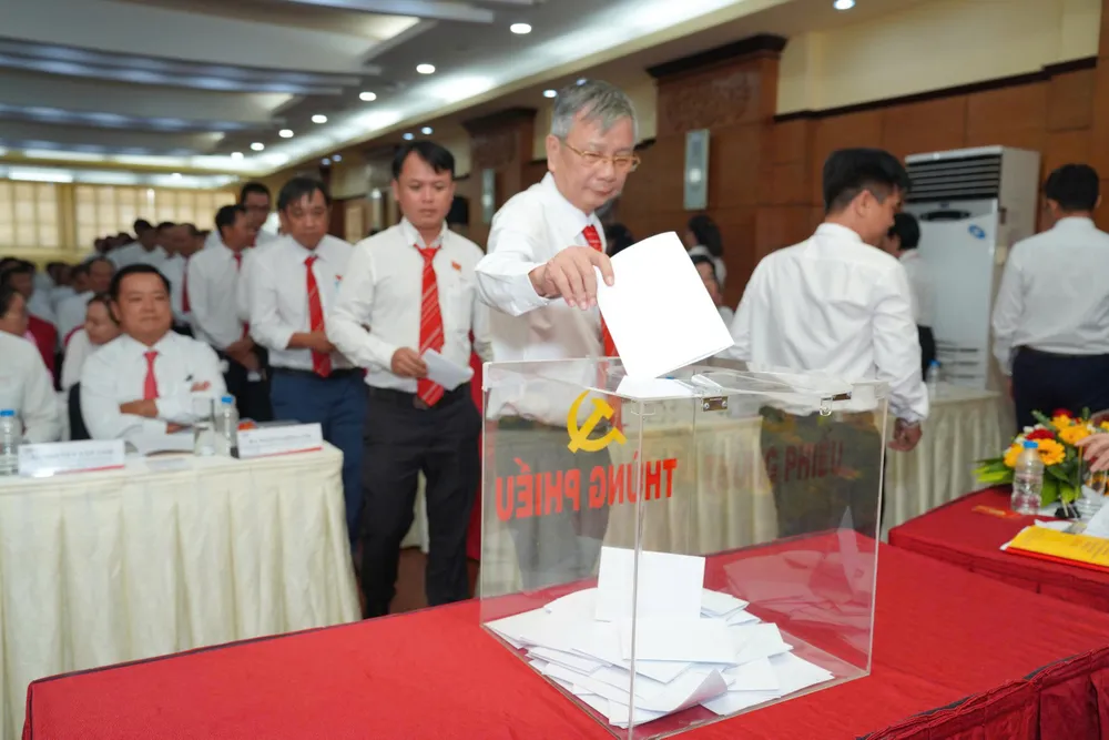 Đại biểu bỏ phiếu bầu Ban Chấp hành đảng bộ SAMCO nhiệm kỳ 2025-2030. Ảnh: QUỐC HÙNG 20r.jpg