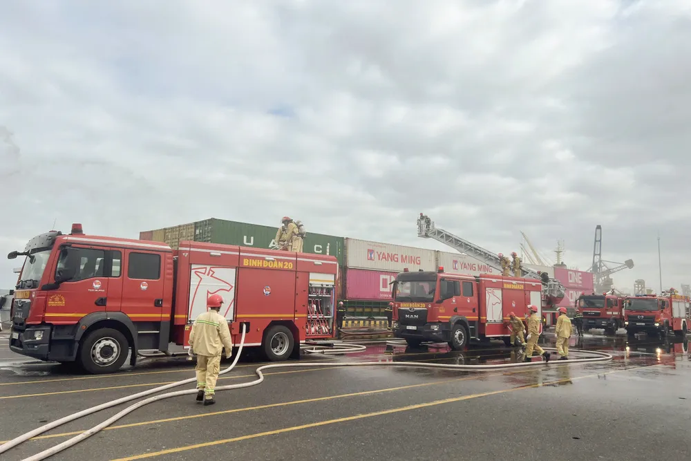Kräfte und Mittel zur Bewältigung des simulierten Feuers. Foto: CONG HOAN 21d.jpg