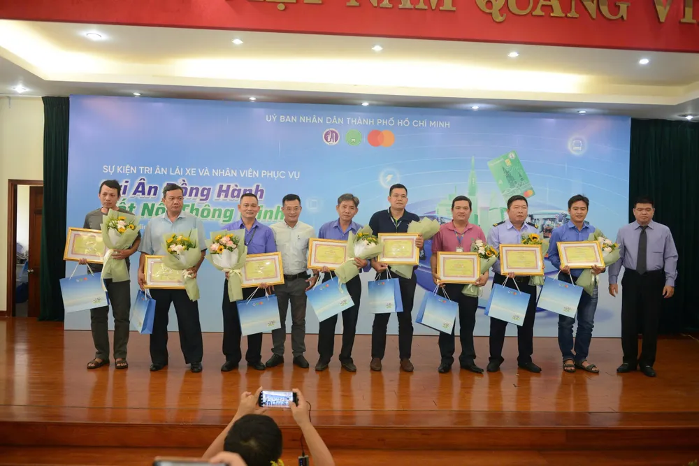 Các tài xế và nhân viên phục vụ xe buýt tiêu biểu được tôn vinh nhận bằng khen của Sở Xây dựng TPHCM. Ảnh: QUỐC HÙNG 25.jpg
