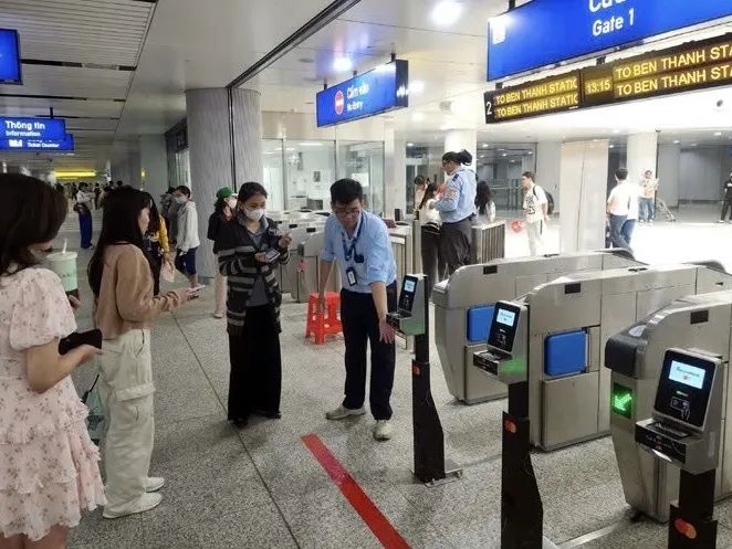 Từ ngày 1-7, hành khách đi Metro Bến Thành - Suối Tiên sử dụng thẻ từ thông minh (IC Card) để thanh toán tự động tại tất cả các nhà ga. Ảnh: QUỐC HÙNG 25 metro thu phí.jpg