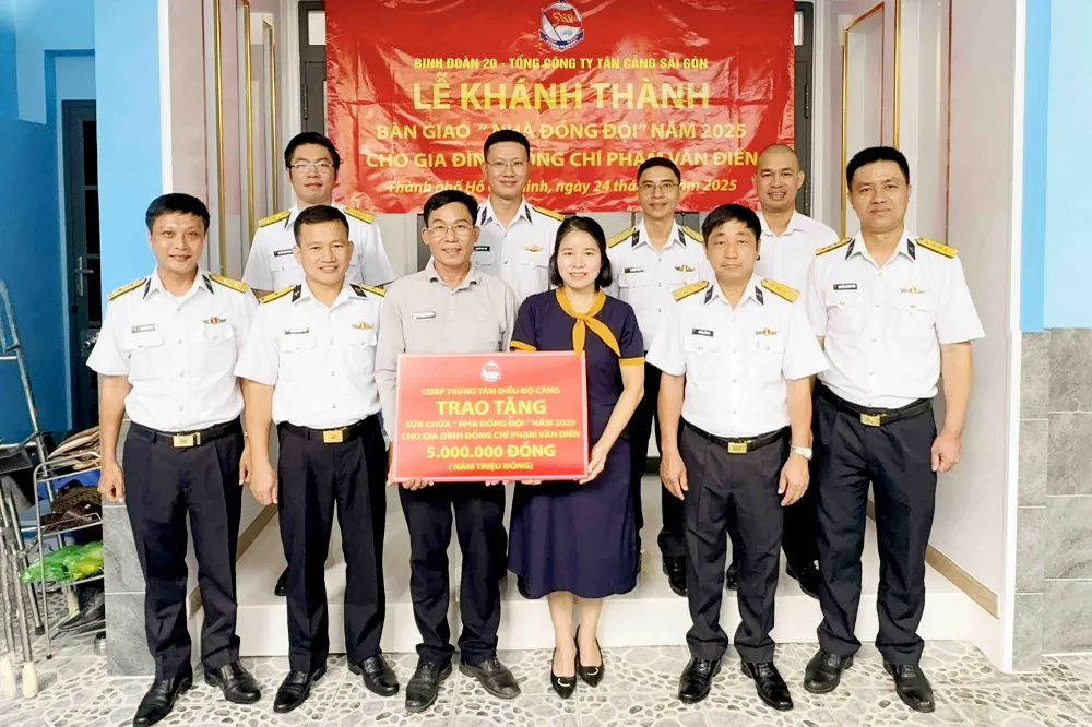 Binh đoàn 20 bàn giao căn nhà đã sửa chữa hoàn thiện. Ảnh: CÔNG HOAN 25 nha.JPG