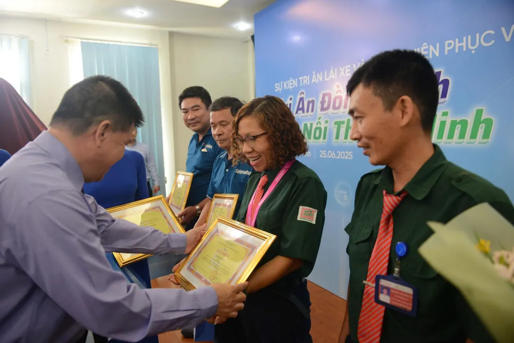 Nữ tài xế xuất sắc được tôn vinh. Ảnh: QUỐC HÙNG 25a.jpg