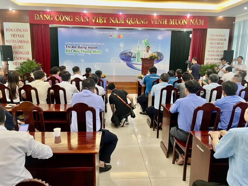 Quang cảnh buổi lễ tôn vinh "Tri ân đồng hành - Kết nối thông minh". Ảnh: QUỐC HÙNG 25b.jpg