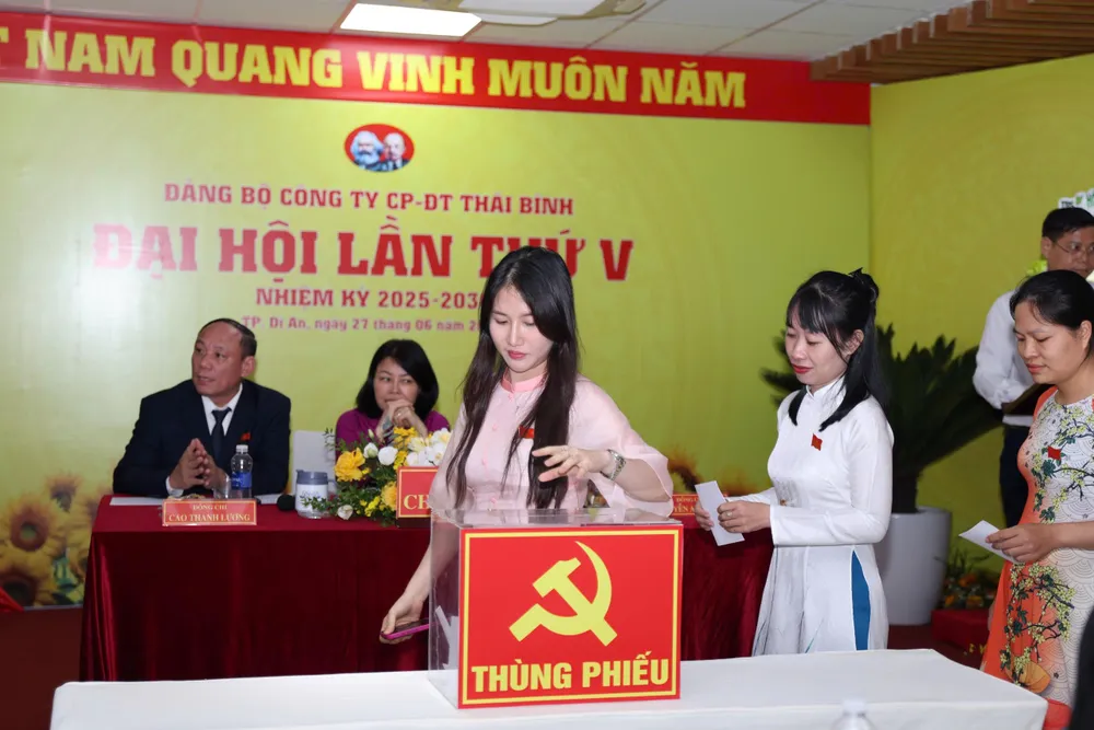 Đại biểu bỏ phiếu bầu Ban Chấp hành đảng bộ TBS Group nhiệm kỳ 2025-2030. Ảnh: CAO LƯƠNG 27c3.jpg