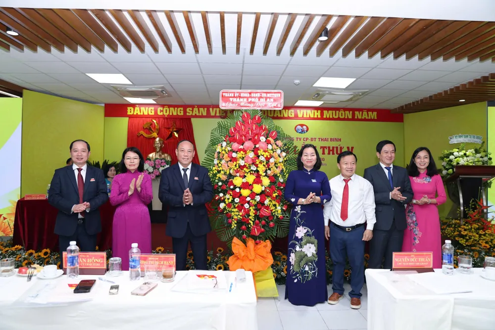 Đồng chí Trương Thị Bích Hạnh Tỉnh uỷ viên, Bí thư Thành uỷ thành phố Dĩ An, tỉnh Bình Dương chụp ảnh lưu niệm ban lãnh đạo TBS Group. Ảnh: CAO LƯƠNG 27c4.jpg