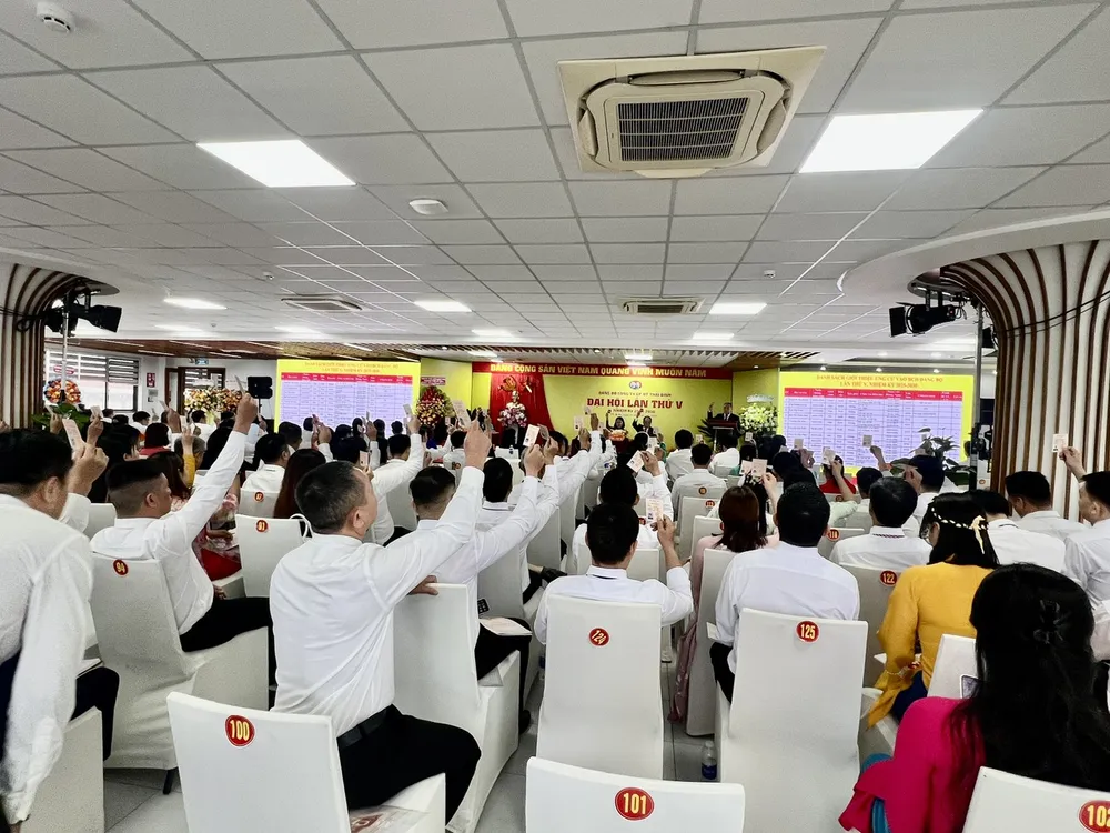 Đại biểu dự hội nghị biểu quyết. Ảnh: CAO LƯƠNG 27c9.jpg