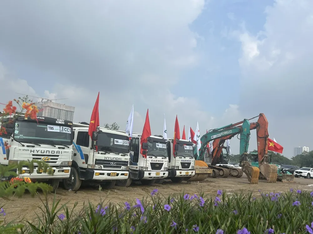 Chủ đầu tư triển khai thi công ngay sau khi phát lệnh khởi công. Ảnh: CAO LƯƠNG 27d.jpg