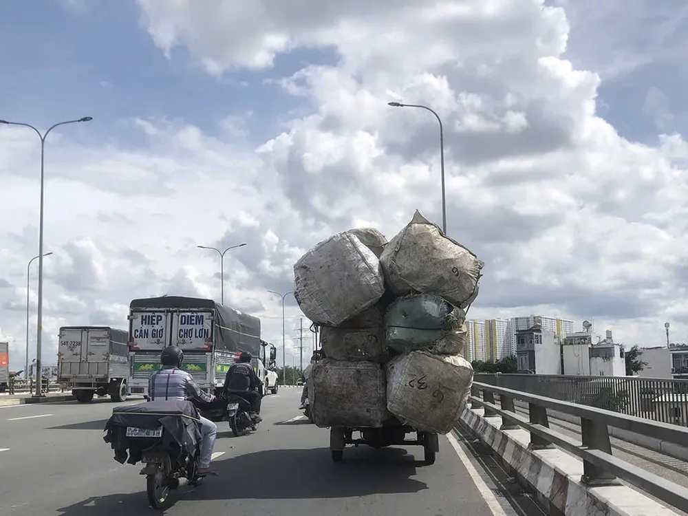Xe thô sơ vận chuyển hàng hóa phải đảm bảo an toàn. Ảnh: QUỐC HÙNG 2xea.jpg