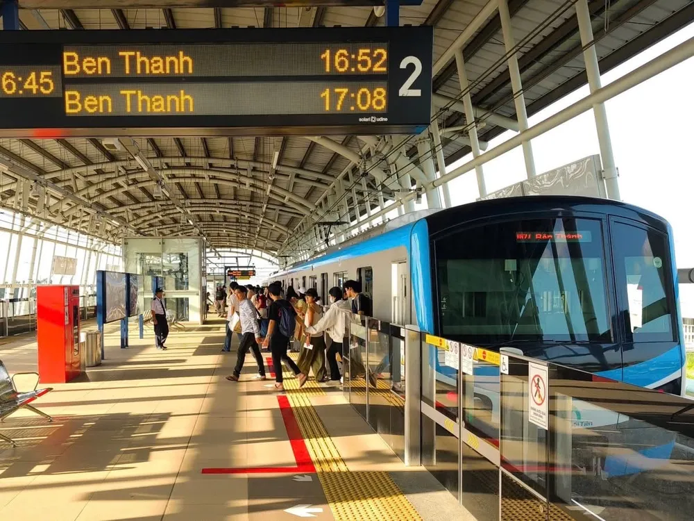 Hành khách đi Metro số 1 tuyến Bến Thành - Suối Tiên. Ảnh: QUỐC HÙNG METRO.jpg
