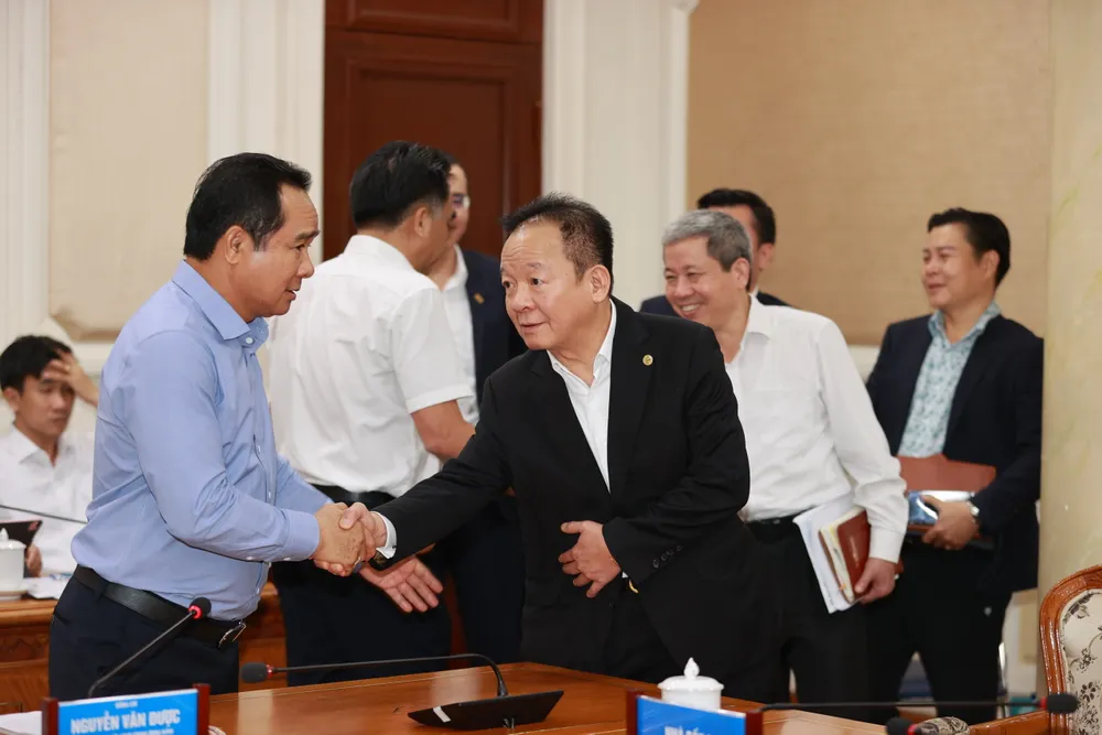Chủ tịch UBND TPHCM Nguyễn Văn Được có buổi làm việc với Nhà sáng lập, Chủ tịch Điều hành Tập đoàn T&T Đỗ Quang Hiển. Ảnh: DŨNG PHƯƠNG 4g.jpg