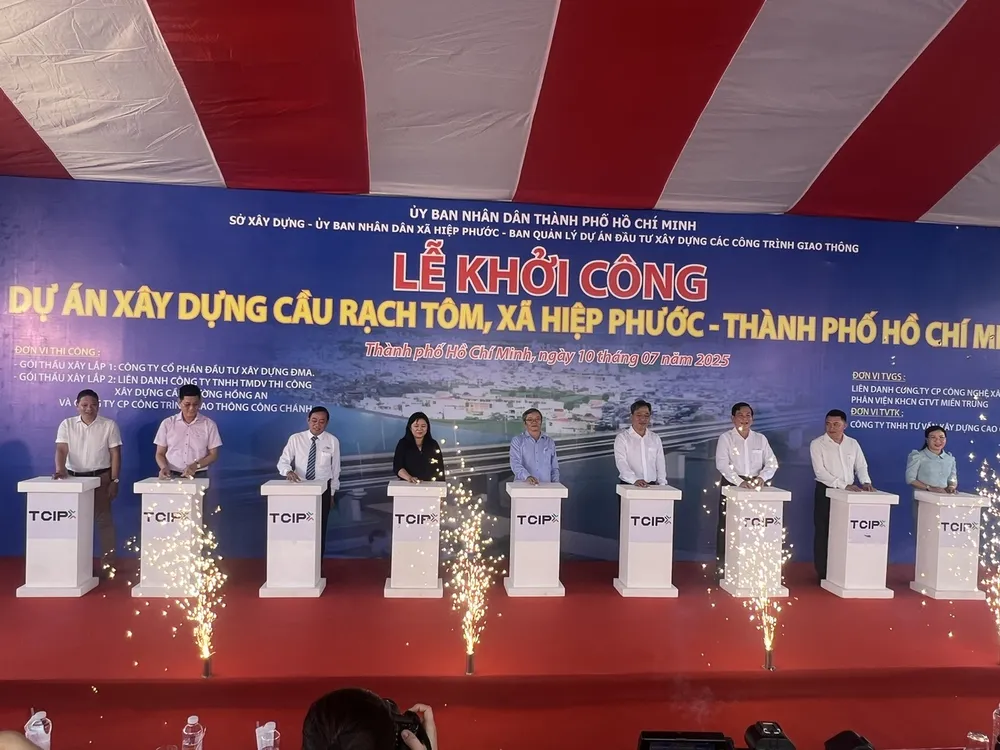Nghi thức nhấn nút khởi công xây dựng. Ảnh: QUỐC HÙNG 10n.jpg