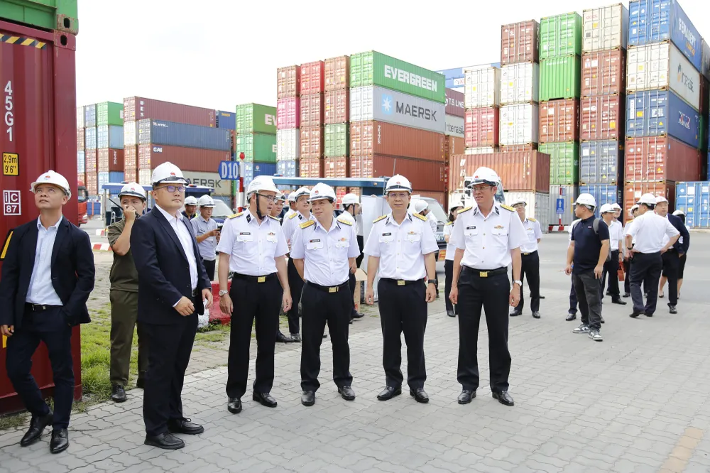 Các đại biểu chứng kiến nghiệm thu 12 cẩu khung Genma - Kalmar RTG6+1 tại Cảng Tân Cảng - Cát Lái. Ảnh: CÔNG HOAN 13a(1).JPG