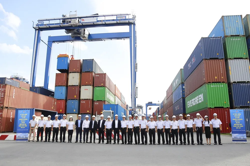 Các đại biểu chứng kiến nghiệm thu 12 cẩu khung Genma - Kalmar RTG6+1 tại Cảng Tân Cảng - Cát Lái. Ảnh: CÔNG HOAN 13h.JPG