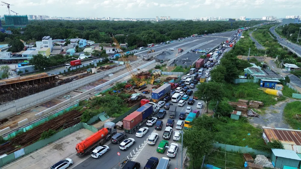Đường dẫn lên cao tốc thường xuyên kẹt xe. Ảnh: QUỐC HÙNG 16 h.jpg