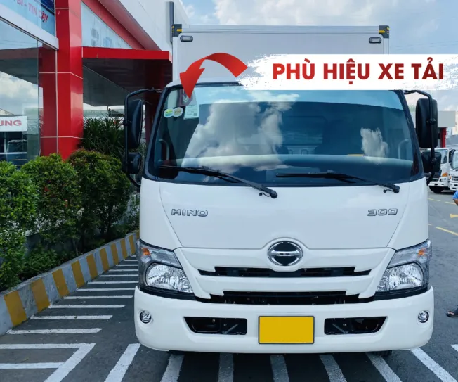 Đề xuất triển khai giải pháp chuyển đổi số toàn diện tiếp nhận và trả kết quả điện tử liên quan đến giấy phép kinh doanh vận tải và phù hiệu. Ảnh: QUỐC HÙNG 16 Phù hiệu xe.jpeg