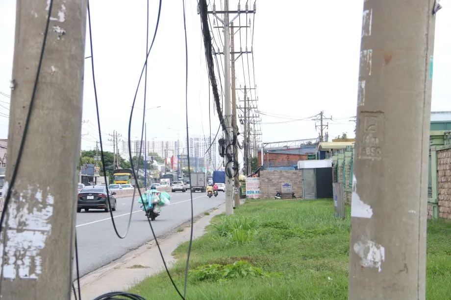 Việc chậm di dời lưới điện gây ảnh hưởng tiến độ dự án. Ảnh: QUỐC HÙNG 17 lưới điện.jpg