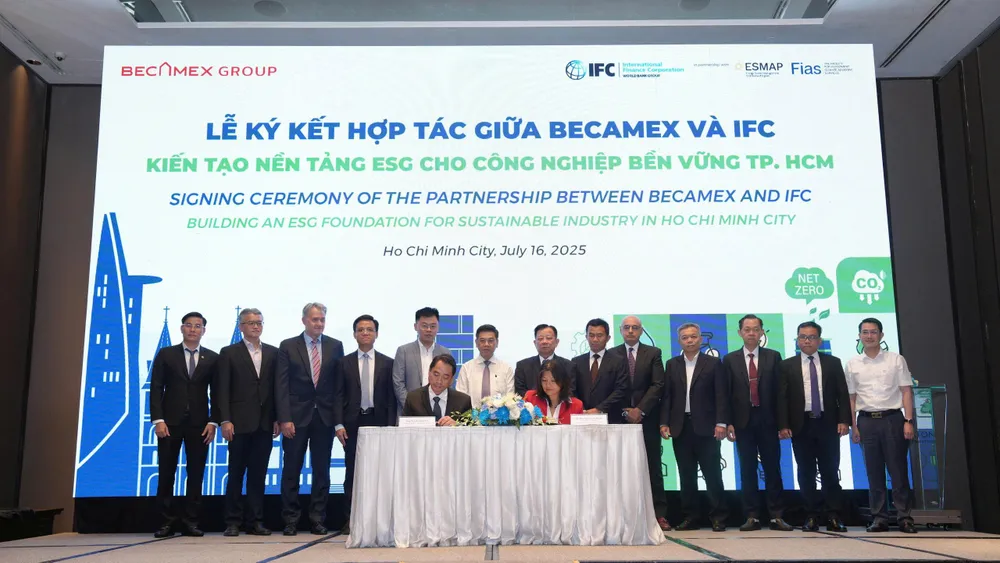 Lễ ký kết hợp tác giữa Becamex và IFC. Ảnh: HẠ LONG 17a.jpg