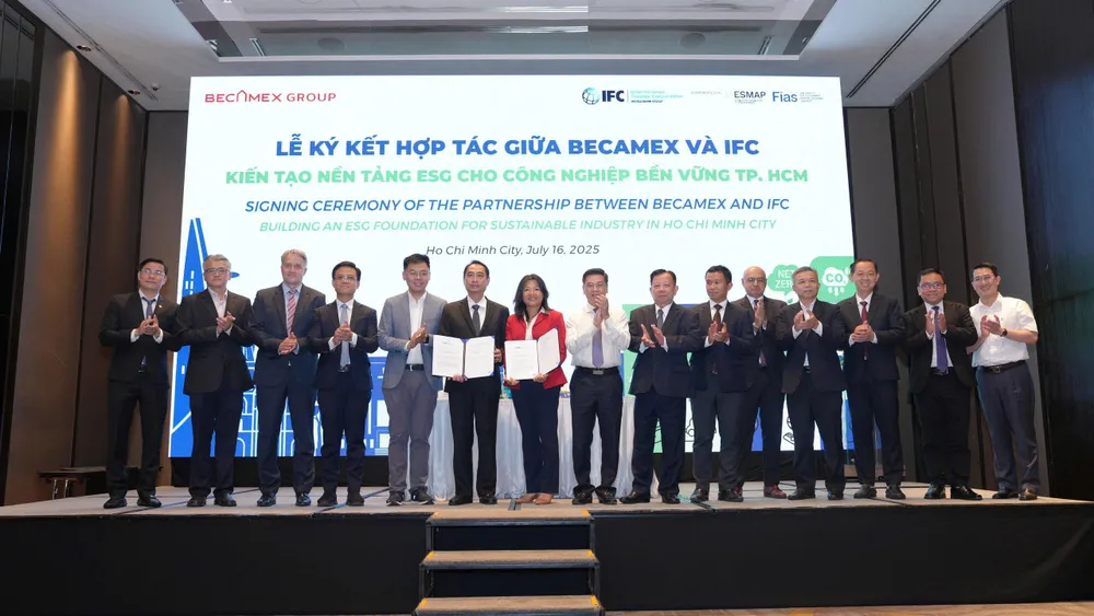 Lễ ký kết hợp tác giữa Becamex và IFC nhằm kiến tạo nền tảng ESG cho khu công nghiệp sinh thái trên địa bàn TPHCM và vùng kinh tế phía Nam. Ảnh: HẠ LONG 17b.jpg