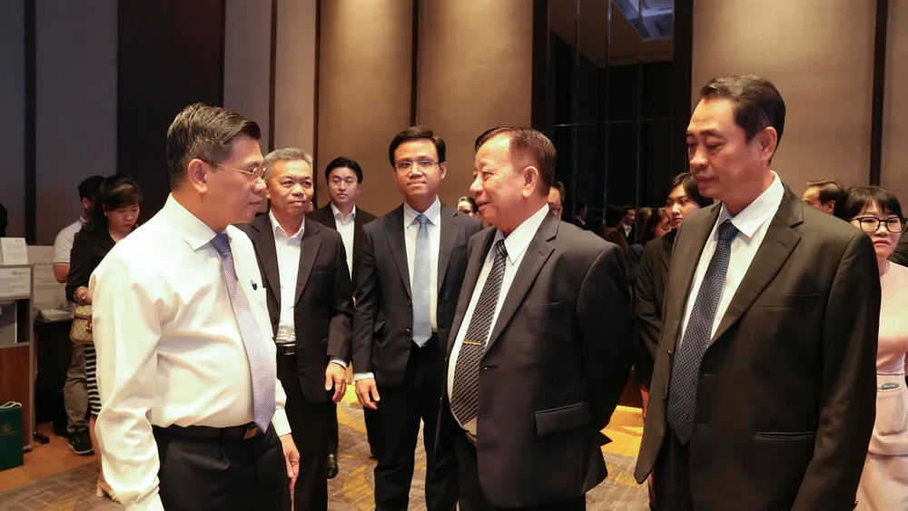 Phó Chủ tịch UBND TPHCM Nguyễn Văn Dũng trao đổi cùng lãnh đạo Becamex và IFC. Ảnh: HẠ LONG 17c.jpg