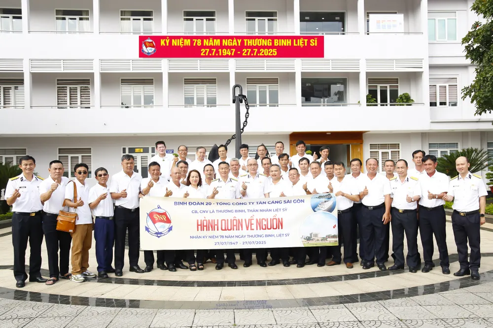 Thủ trưởng Binh đoàn 20 chụp hình chung với các đồng chí thương binh, con liệt sĩ tham gia chương trình về nguồn. Ảnh: CÔNG HOAN 17ch.JPG
