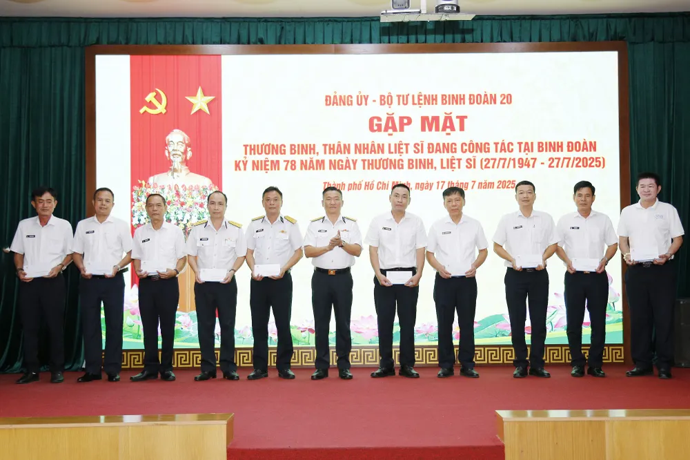 Đại tá Bùi Văn Quỳ tặng quà cho các đồng chí thương binh, con liệt sĩ. Ảnh: CÔNG HOAN 17ch1.JPG