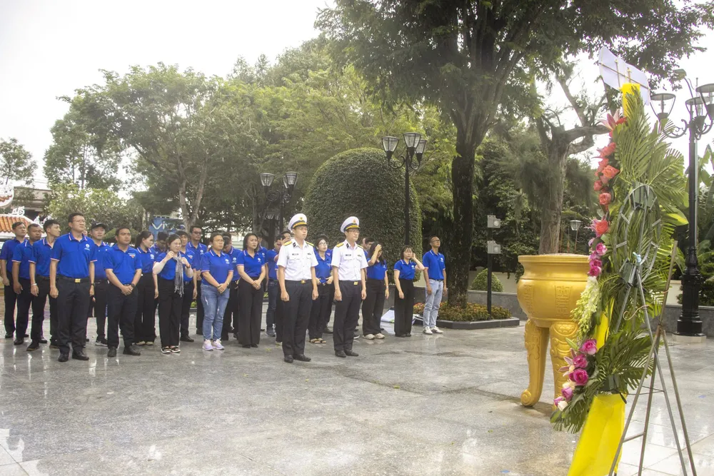 Đoàn thanh niên Binh đoàn 20 dâng hương tại khu tưởng niệm Anh hùng LLVT Võ Thị Sáu. Ảnh: CÔNG HOAN 18.jpg