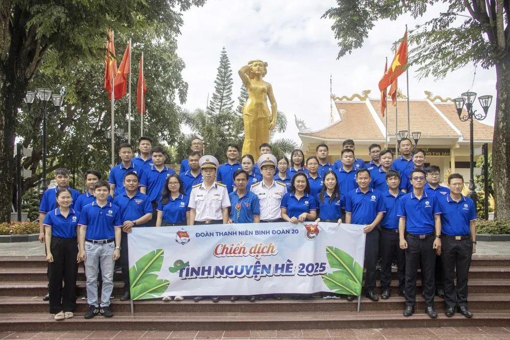 Đoàn thanh niên Binh đoàn 20 dâng hương tại khu tưởng niệm Anh hùng LLVT Võ Thị Sáu. Ảnh: CÔNG HOAN 18b.jpg